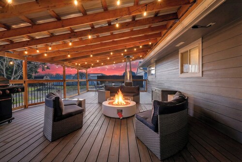 BRAND NEW! - Vibey Luxury: Hot Tub+Theater+Game Room, Sleeps 14 - EV Charger