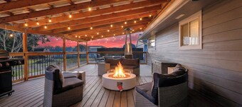 BRAND NEW! - Vibey Luxury: Hot Tub+Theater+Game Room, Sleeps 14 - EV Charger