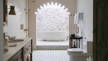 Vila Mewah, 1 kamar tidur, kolam renang pribadi | Kamar mandi | Pengering rambut, sandal, handuk, dan sabun