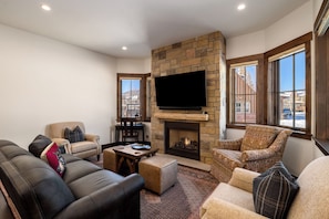 Smart TV, fireplace, stereo - Beautiful 3BR retreat in Steamboat Springs with mountain views. (Steamboat Springs)