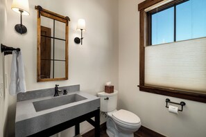 Shower, hair dryer, towels - Beautiful 3BR retreat in Steamboat Springs with mountain views. (Steamboat Springs)