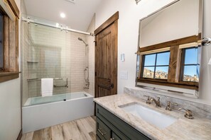Shower, hair dryer, towels - Beautiful 3BR retreat in Steamboat Springs with mountain views. (Steamboat Springs)