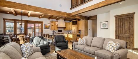 Télévision, cheminée, chaîne hi-fi