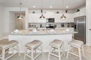 Fridge, microwave, oven, stovetop - 4158 Town house/free water park/near Disney10guest (Davenport)