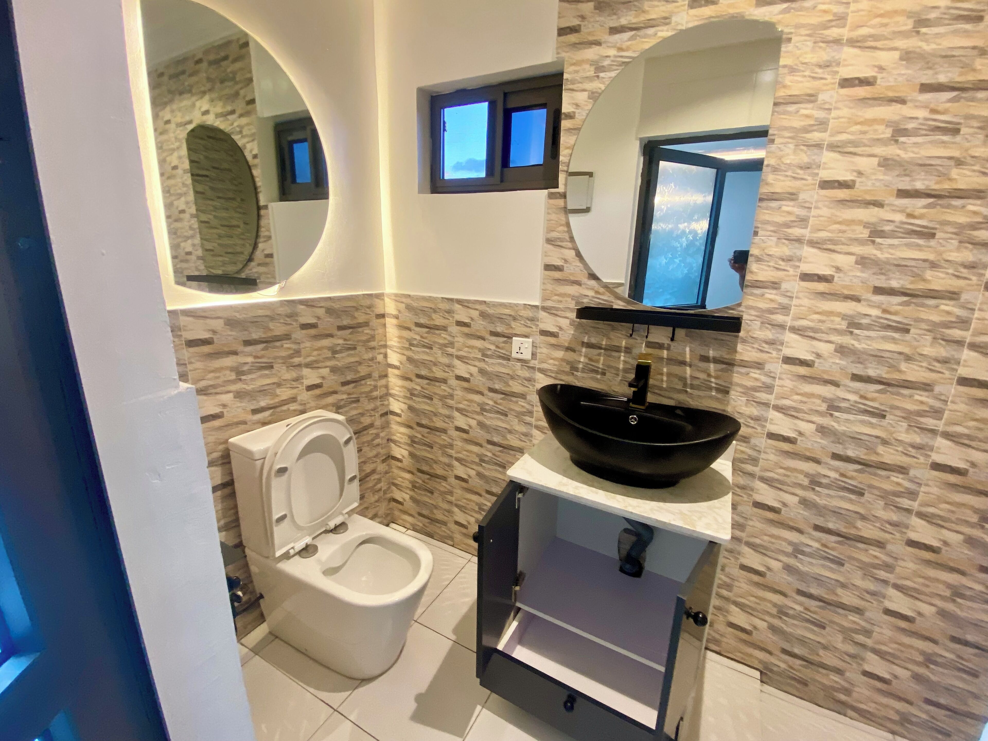 Bruser, hårtørrer, håndklæder, Toiletpapir