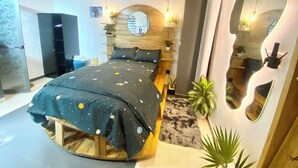 A modern bedroom with a round bed, wooden headboard, and a mirror with a unique shape. - Serene 1-bedroom studio with AC in vibrant Accra (Accra)