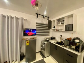 Réfrigérateur, micro-ondes, four, plaque de cuisson