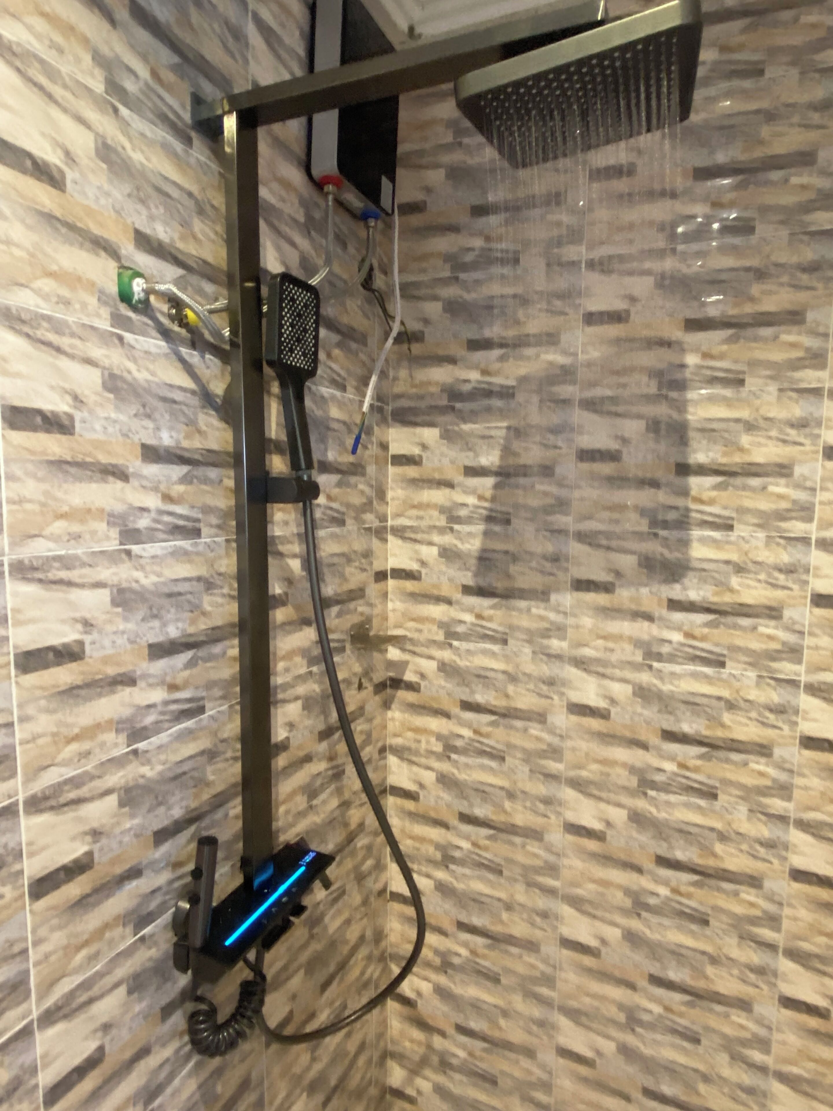 Douche, sèche-cheveux, serviettes fournies, papier toilette