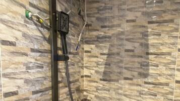 Douche, sĂšche-cheveux, serviettes fournies, papier toilette