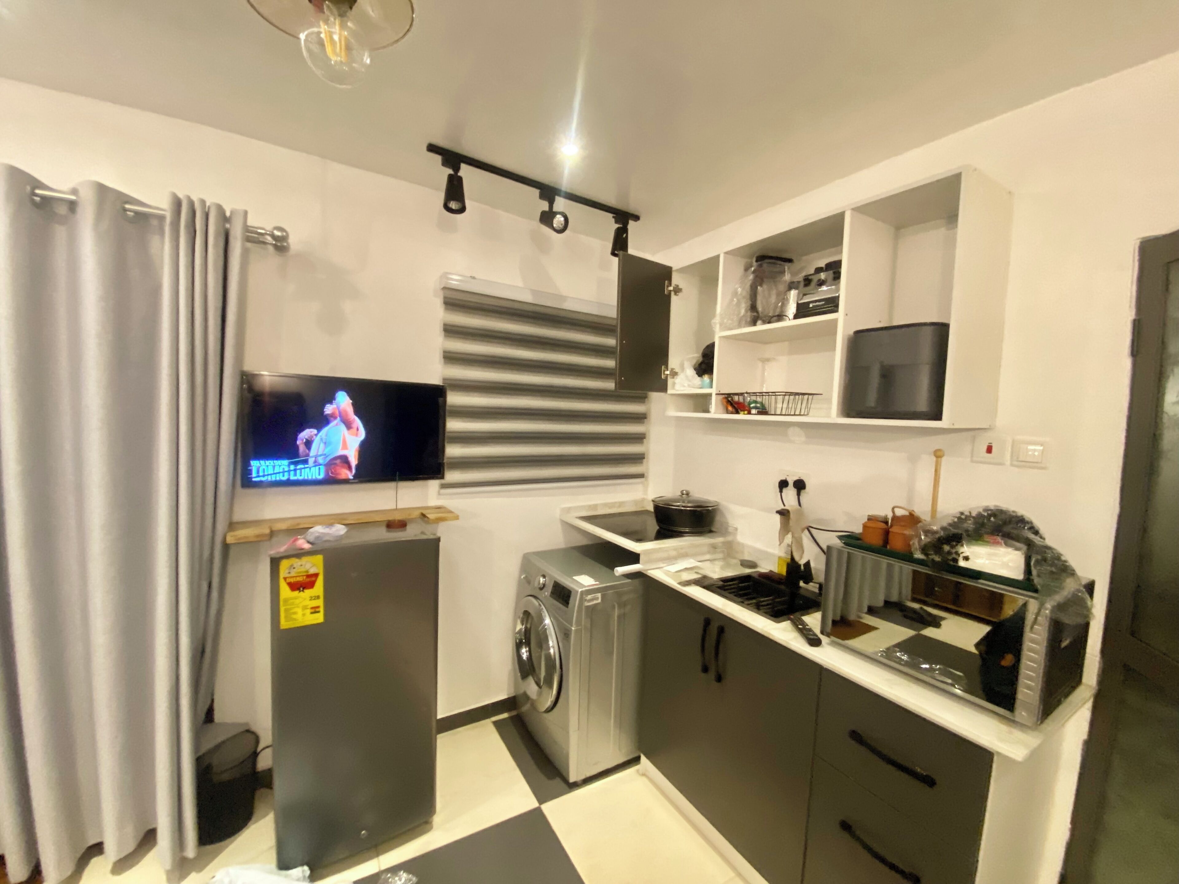 Réfrigérateur, micro-ondes, four, plaque de cuisson