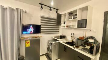 Réfrigérateur, micro-ondes, four, plaque de cuisson