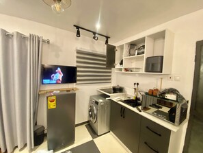 Réfrigérateur, micro-ondes, four, plaque de cuisson