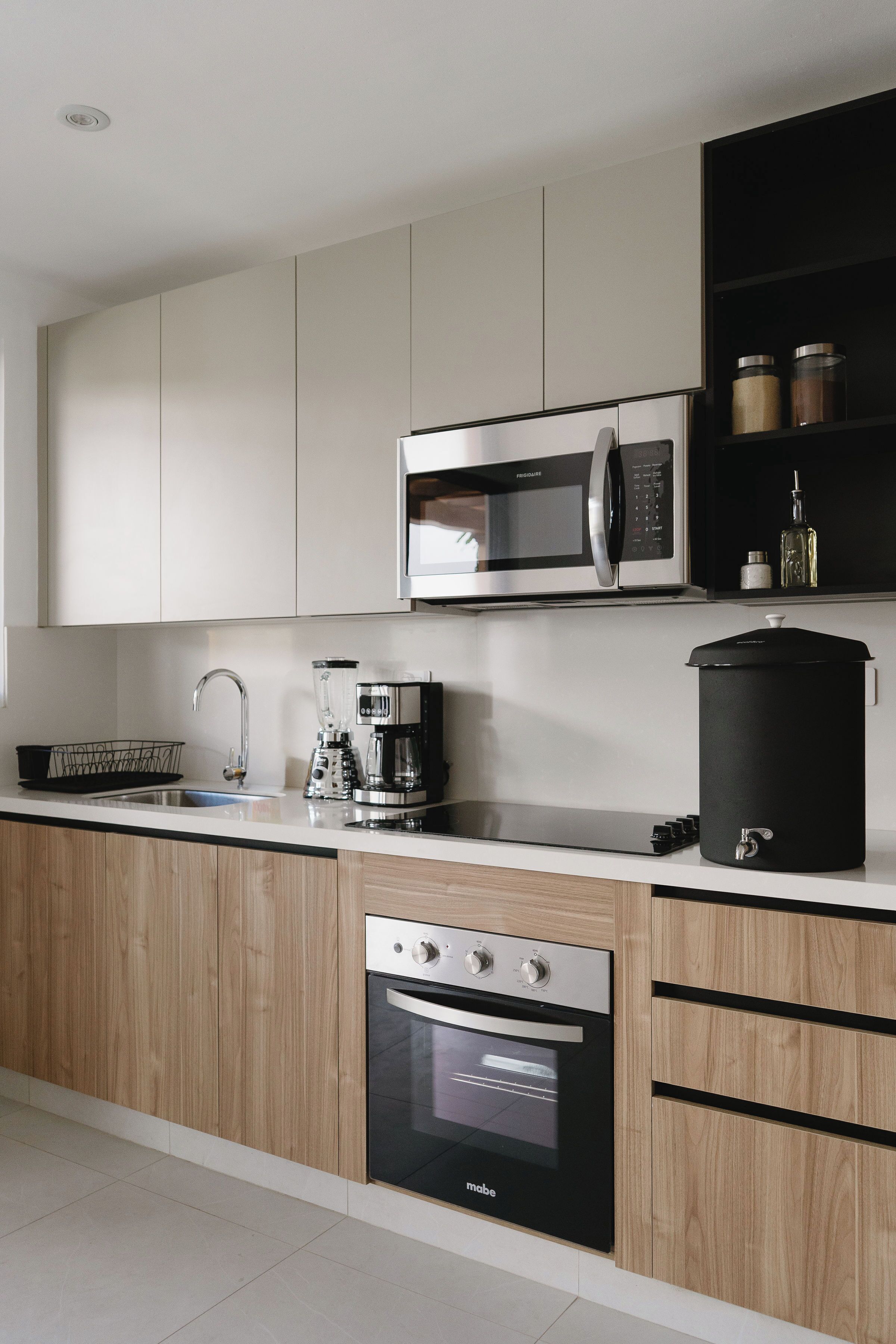 Frigorifero, microonde, forno, piano cottura