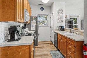 Fridge, microwave, dishwasher, coffee/tea maker - 49 Nautical Watch Way (Fripp Island)