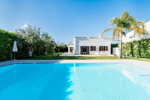 A heated pool - Villa Marbella, a short walk from the beach (Marina di Ragusa)