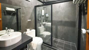 Standaard tweepersoonskamer, balkon | Badkamer | Handdoeken, zeep, shampoo, toiletpapier