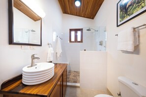 Shower, hair dryer, towels, soap - Ocean-View Jungle Villa with Infinity Pool (Playa Hermosa)