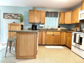 Jääkaappi, mikroaaltouuni, uuni, liesi