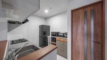 Apartamento | Cozinha privada | Geladeira, micro-ondas, cooktop, cadeirão de bebê