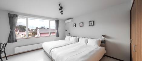 Apartment | Desk, iron/ironing board, free WiFi