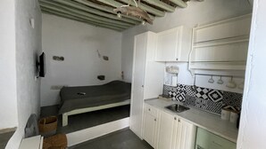 Cocina compacta con lavabo, armarios y un salpicadero con diseño.
