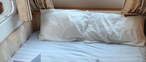 1 dormitorio, tabla de planchar con plancha, wifi y ropa de cama