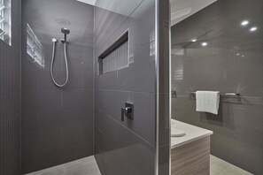 Hair dryer, towels, soap, shampoo - Deja View Trinity Beach (Trinity Beach)