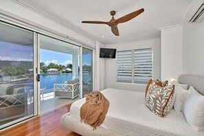 4 bedrooms, iron/ironing board, WiFi, bed sheets - Deja View Trinity Beach (Trinity Beach)