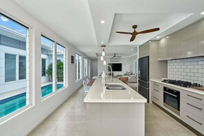 Microwave, oven, stovetop, dishwasher - Deja View Trinity Beach (Trinity Beach)