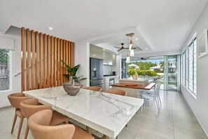 Microwave, oven, stovetop, dishwasher - Deja View Trinity Beach (Trinity Beach)