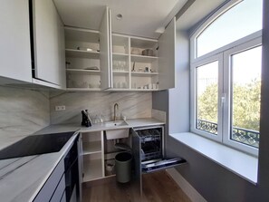 Fridge, microwave, oven, stovetop - Apartment 505 • Lisbon • 2 bedrooms • Elevator•A/C (Lisbon)