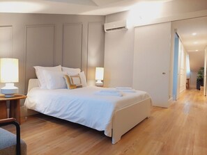 2 habitaciones, escritorio y tabla de planchar con plancha 