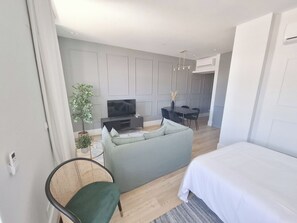 Iron/ironing board, travel cot, WiFi, bed sheets - Studio 104 • Lisbon • Patio • Elevator • A/C (Lisbon)