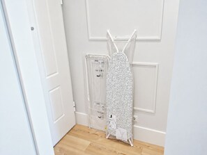 A room with a white door, a wooden floor, and a white radiator. - Studio 402 Lisbon • Elevator • AC • Wi-Fi (Lisbon)