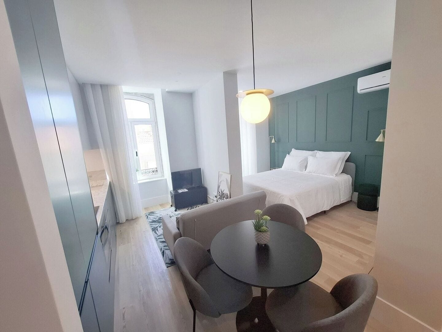 Ferros/tábuas de passar roupa, berço de viagem, Wi-Fi, roupa de cama