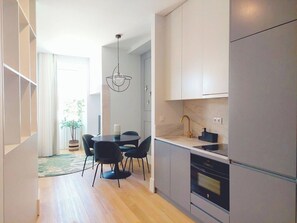 Refrigerador, microondas, horno, placa de cocina