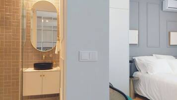 1 habitación, tabla de planchar con plancha, cuna de viaje y wifi