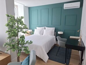 Een strijkplank/strijkijzer, reisbedje, wifi, beddengoed