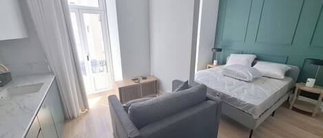 1 habitación, tabla de planchar con plancha, cuna de viaje y wifi