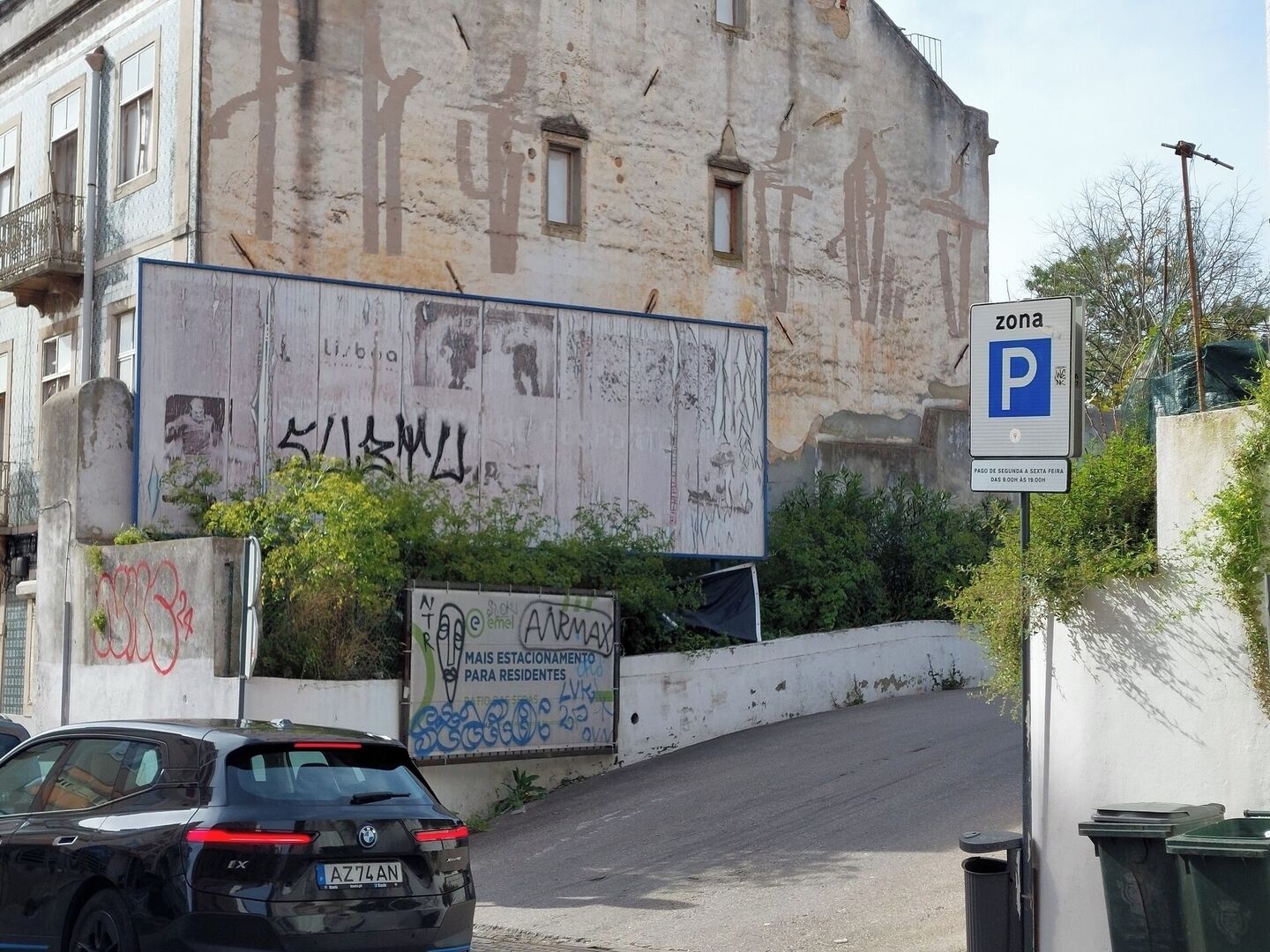 Un bâtiment couvert de graffitis et un panneau indiquant un parking.
