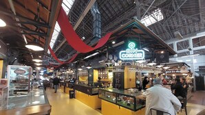 An indoor market with various stalls, including a visible 'Gin Corner' sign and a 'Japonés' stall. - Flat 101 • Lisbon • 2 bedrooms • Elevator • AC (Lisbon)