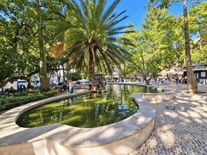 5min away - Leafy neighbourhood park with a peaceful pond, mature trees and inviting outdoor seating nearby - Studio 205 Lisbon • Balcony • Elevator • AC • WiFi (Lisbon)