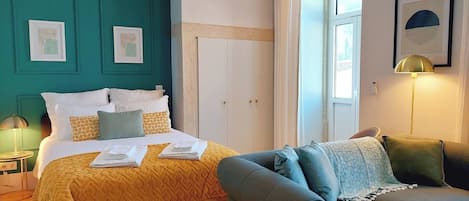 Iron/ironing board, travel crib, WiFi, bed sheets