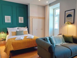 Tabla de planchar con plancha, cuna de viaje, wifi y ropa de cama 