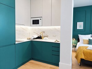 Contemporary teal kitchen with marble-effect surfaces, integrated appliances and gold accents - Studio 205 Lisbon • Balcony • Elevator • AC • WiFi (Lisbon)