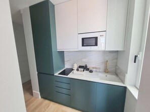 Microwave, stovetop, coffee/tea maker, toaster - Studio 204 • Lisbon • Balcony • Elevator • A/C (Lisbon)