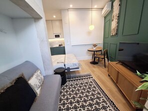 TV - Studio 204 • Lisbon • Balcony • Elevator • A/C (Lisbon)