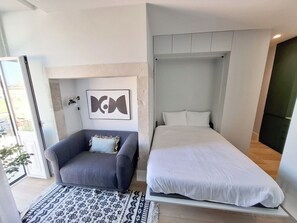 Iron/ironing board, WiFi, bed sheets - Studio 204 • Lisbon • Balcony • Elevator • A/C (Lisbon)