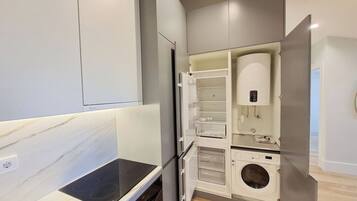 Kühlschrank, Mikrowelle, Ofen, Herdplatte