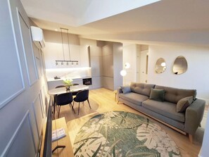 Ein stilvoller Wohnbereich mit Essplatz, Sofa und Küche.